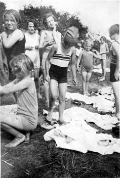1935 Børn på strand Lilian i striber