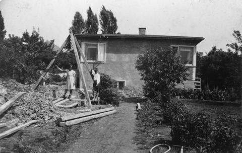 1935 Lilian og Erling ved huset