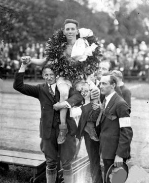 1939 Poul Andersen holder vinderen i hånden