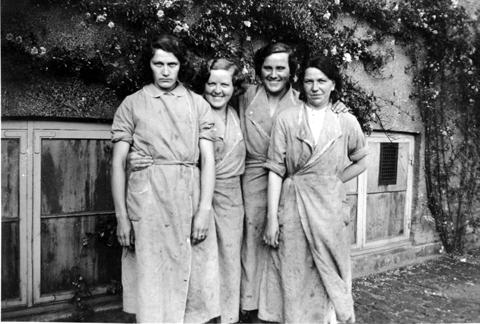 1940 Olga til højr med arbejdskollegaer