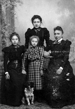 1900 Dagmar med søskende