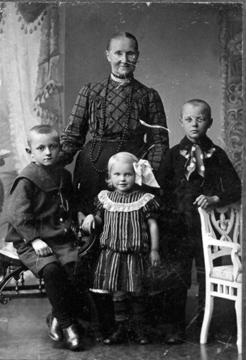 1905 Ellen Mikkelsen med Johannes Ellen og Otto