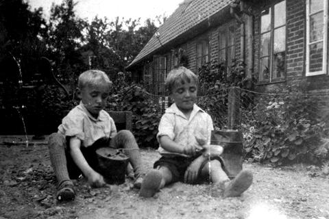 1930 Poul Erik og Kalle leger foran Brugsen
