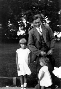 1933 Johannes med Rita og Magny