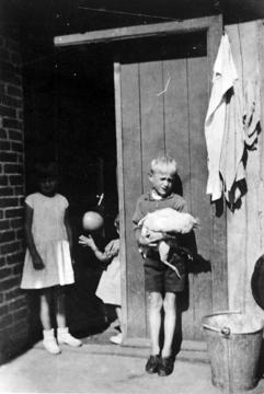 1935 Poul med kat bagved Rita og Magny