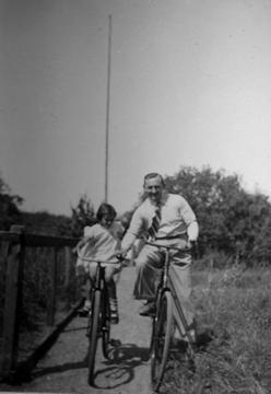 1938 Johannes lærer Magny at cykle
