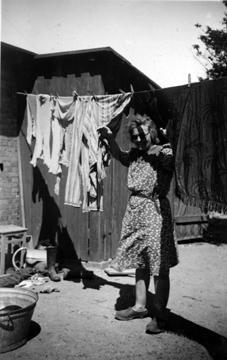 1940 Ellen vasker tøj