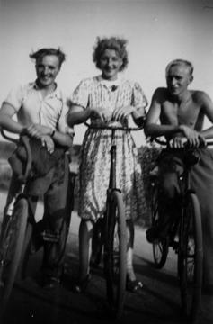 1945 Kalle og Poul Bigand i midten en bekendt