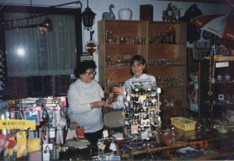 1993 Lilian og Sonja Bigand i forretningen på Marielyst