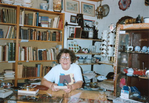 1995-08-16 Lilian i forretningen på Marielyst