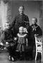 1905 Ellen Mikkelsen med Johannes Ellen og Otto